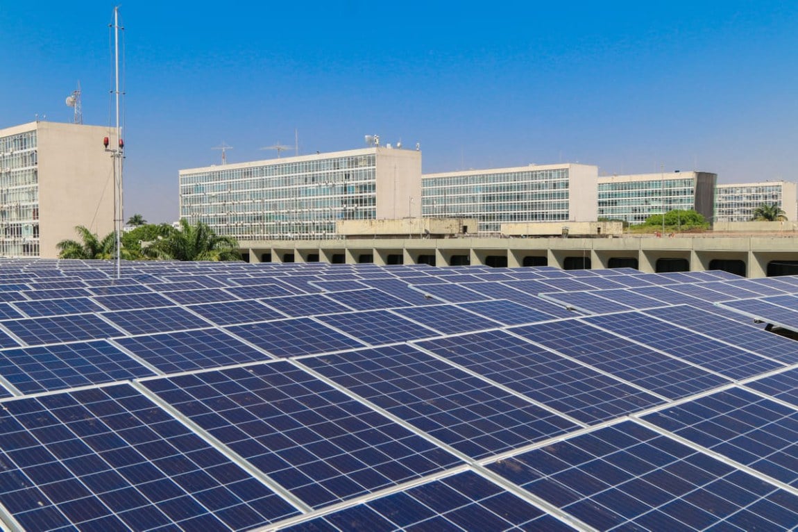 Debate da geração própria de energia segue no novo governo. Na imagem: Painéis fotovoltaicos sobre o telhado do Ministério da Defesa, em Brasília (Foto: Alexandre Manfrim e Antônio Oliveira/Ministério da Defesa)