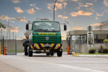 Caminhões da BR Aviation (Vibra) passam a usar diesel verde no Galeão. Na imagem: Caminhão da BR Aviation abastecido com diesel verde para as operações no Aeroporto Internacional Tom Jobim/Galeão, no Rio de Janeiro (Foto: Divulgação)