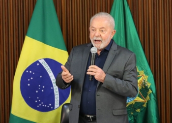 Governo Lula encara ataques às torres de energia como ato de terrorismo. Na imagem: Presidente Lula se reúne com senadores nesta quarta (11/01) para tratar dos ataques golpistas em Brasília (Foto: Fabio Rodrigues-Pozzebom/Agência Brasil)