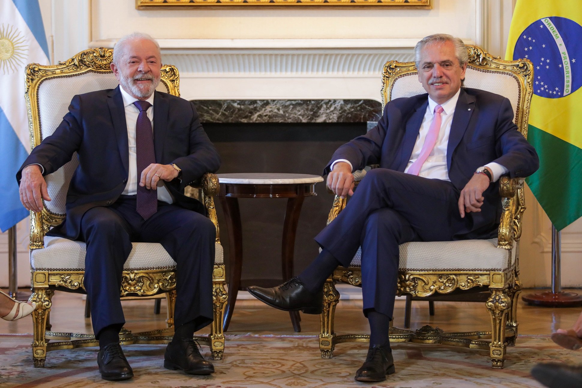 Lula confirma intenção de financiar gasoduto na Argentina com dinheiro do BNDES. Na imagem: Presidente argentino, Alberto Fernández, recebe, na Casa Rosada, o presidente Lula, na primeira viagem internacional de seu terceiro mandato (Foto: Casa Rosada)