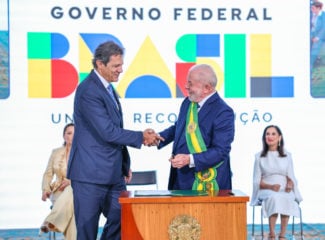 Governo vai taxar exportações de óleo para pagar desconto em combustíveis. Na imagem: Ministro da Fazenda, Fernando Haddad, e presidente Lula durante a cerimônia de posse (Foto: Ricardo Stuckert/PR)