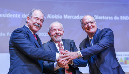 Mercadante promete apoio do BNDES às exportações, economia verde e infraestrutura. Na imagem: Cerimônia de posse do Presidente do BNDES, Aloizio Mercadante, ao lado de Lula e Geraldo Alckmin (Foto: Ricardo Stuckert/PR)