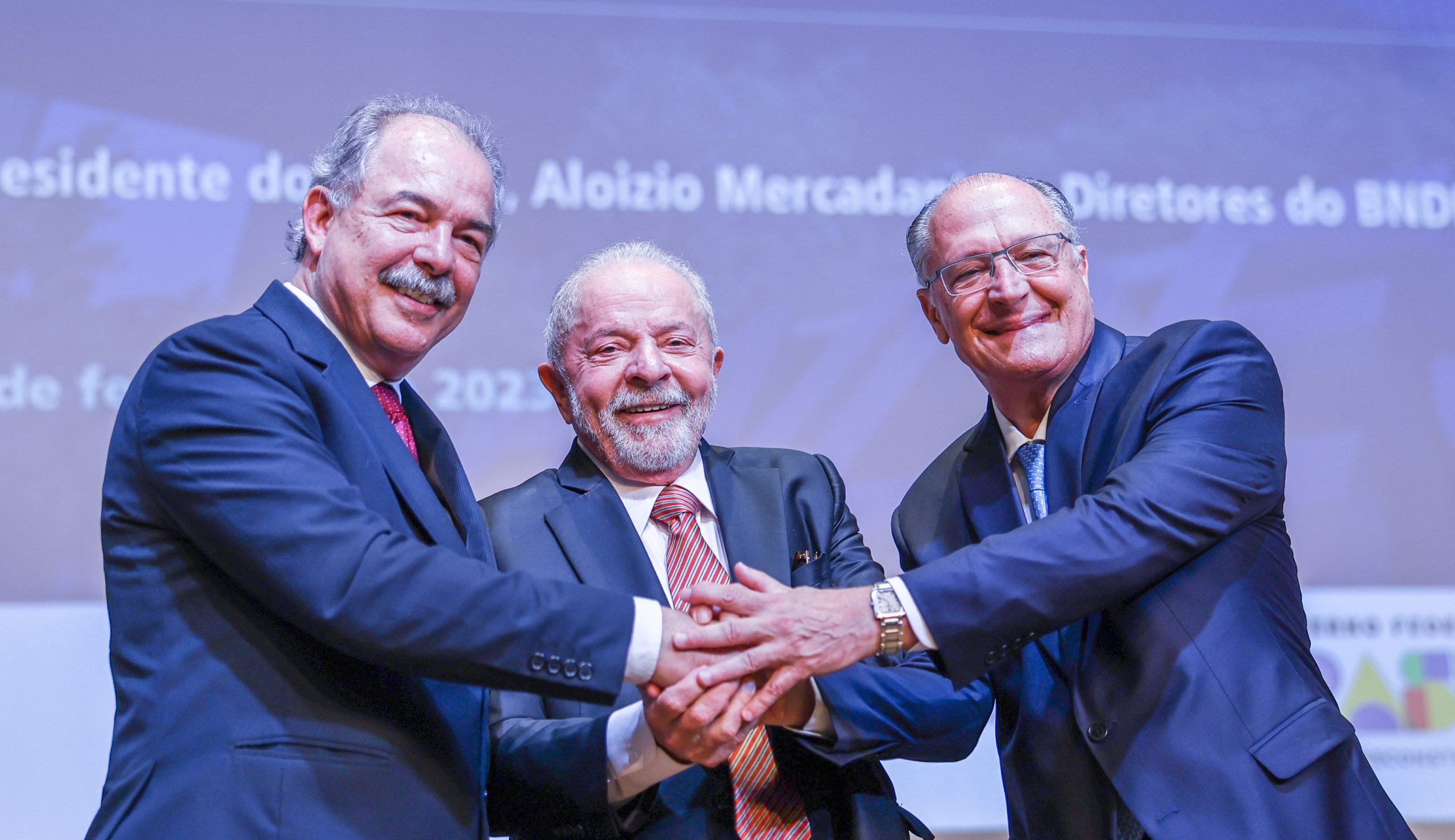 Mercadante promete apoio do BNDES às exportações, economia verde e infraestrutura. Na imagem: Cerimônia de posse do Presidente do BNDES, Aloizio Mercadante, ao lado de Lula e Geraldo Alckmin (Foto: Ricardo Stuckert/PR)