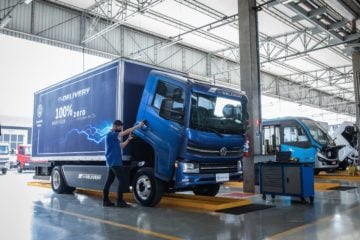 Eletrificação brasileira deve avançar em nichos. Na imagem: caminhão e ônibus elétrico da Volkswagen (Foto: VW/Divulgação)