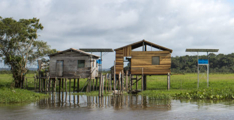 Geração própria no Amazonas ultrapassa 100 MW de potência. Na imagem: Casas com painéis solares na Reserva Extrativista Verde Para Sempre (Foto: Divulgação/Órigo Energia)