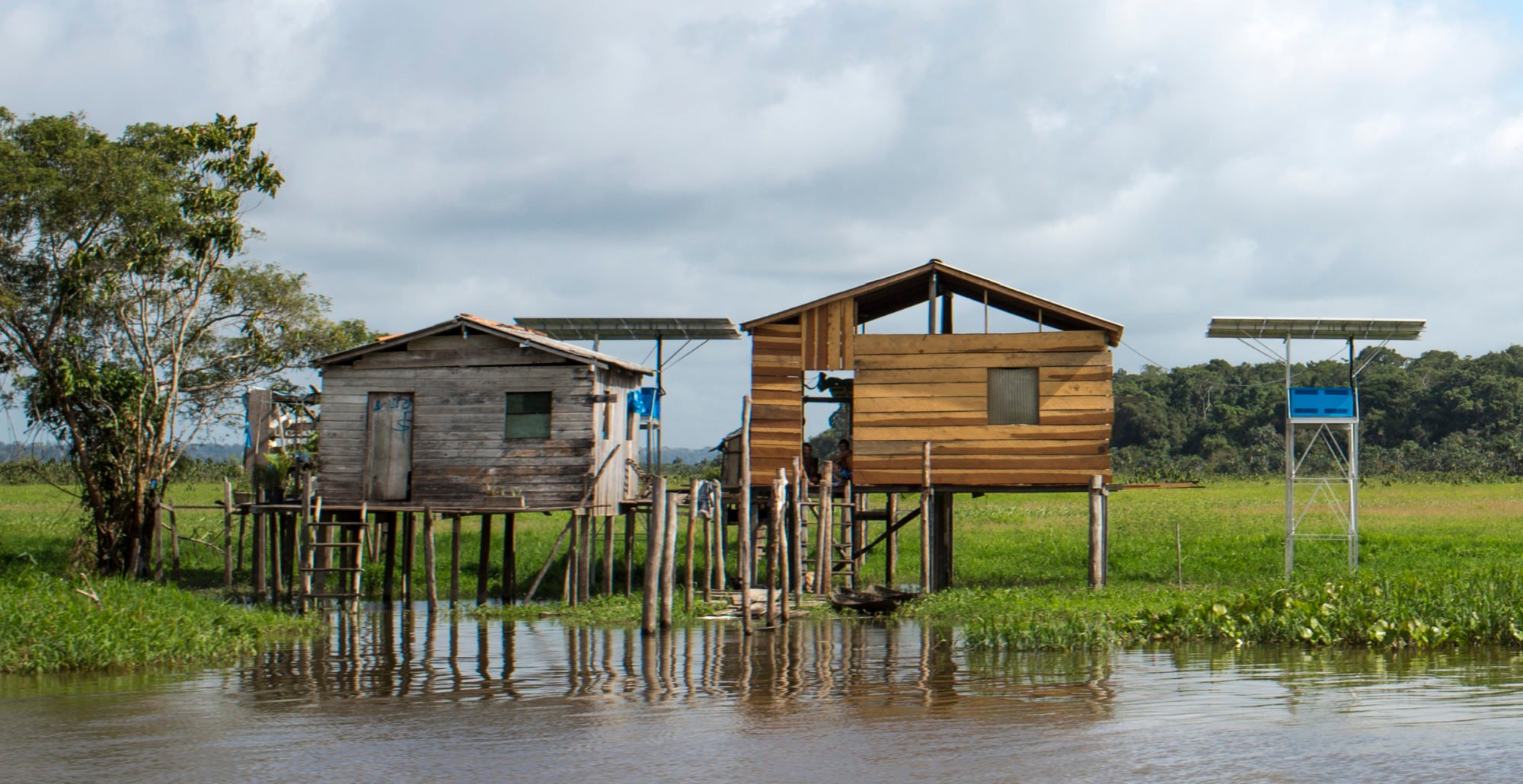 Geração própria no Amazonas ultrapassa 100 MW de potência. Na imagem: Casas com painéis solares na Reserva Extrativista Verde Para Sempre (Foto: Divulgação/Órigo Energia)