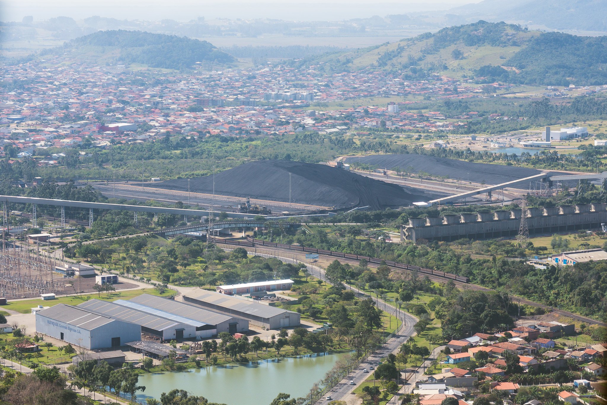 Transição energética justa e a governança. Na imagem: Foto aérea das instalações do Complexo térmico Jorge Lacerda (SC), 857 MW. Composto por três usinas, a primeira em operação desde 1965 (Foto: Saulo Cruz/MME)