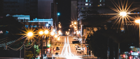 Setor elétrico: hora de cooperação pelo interesse comum. Na imagem: Postes elétricos iluminam avenida em um centro urbano