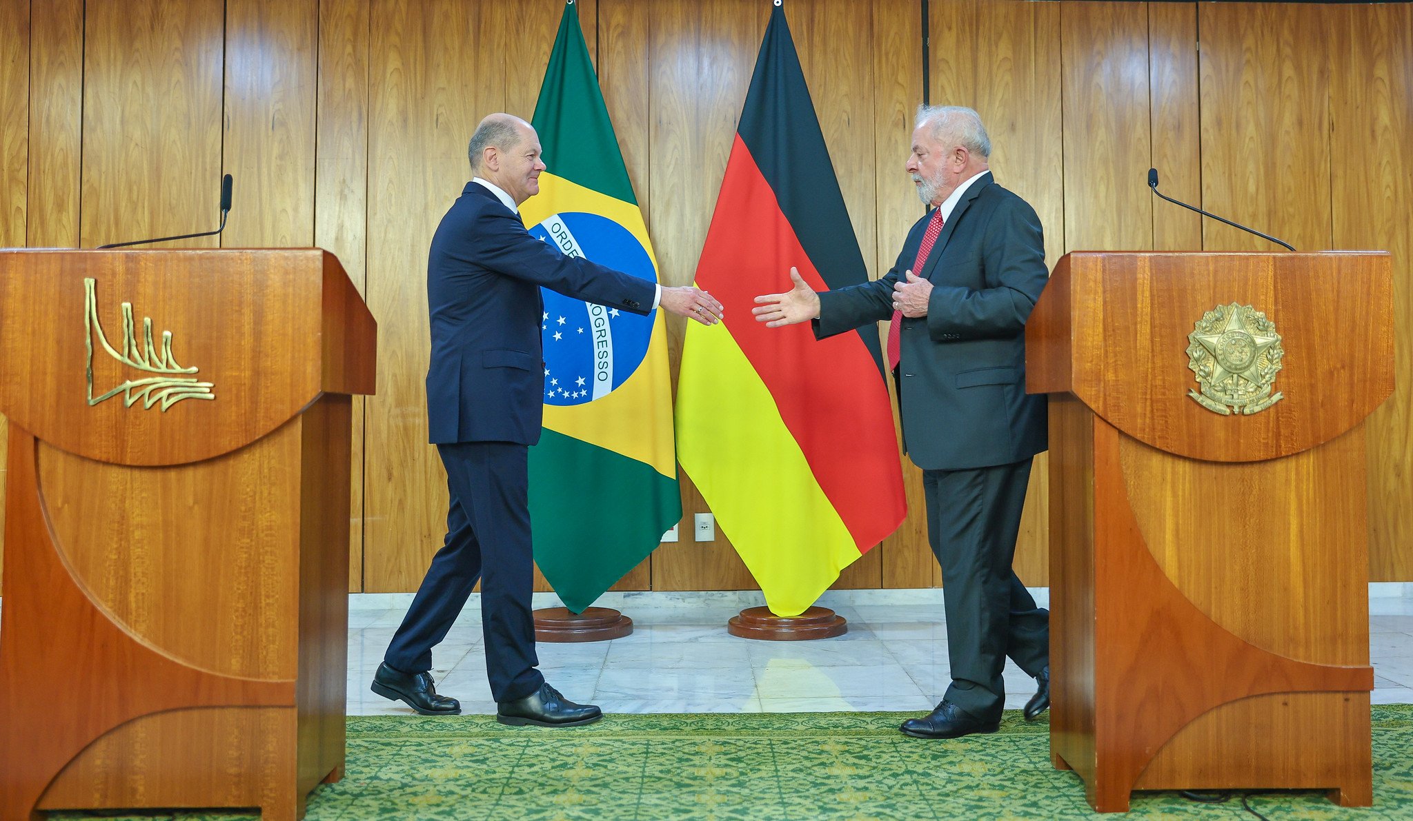 Oito projetos brasileiros de hidrogênio verde receberão subsídio alemão. Na imagem: Presidente Lula cumprimenta o chanceler alemão, Olaf Scholz, em visita a Brasília, em janeiro de 2023 (Foto: Flickr/Palácio do Planalto)