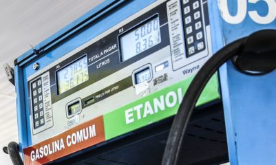 Impasse na desoneração da gasolina e do etanol. Na imagem: Visor digital em bomba de abastecimento de gasolina e etanol, na cor azul, em posto de combustíveis (Foto: José Cruz/Agência Brasil)