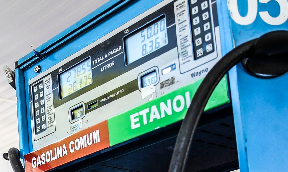 Impasse na desoneração da gasolina e do etanol. Na imagem: Visor digital em bomba de abastecimento de gasolina e etanol, na cor azul, em posto de combustíveis (Foto: José Cruz/Agência Brasil)