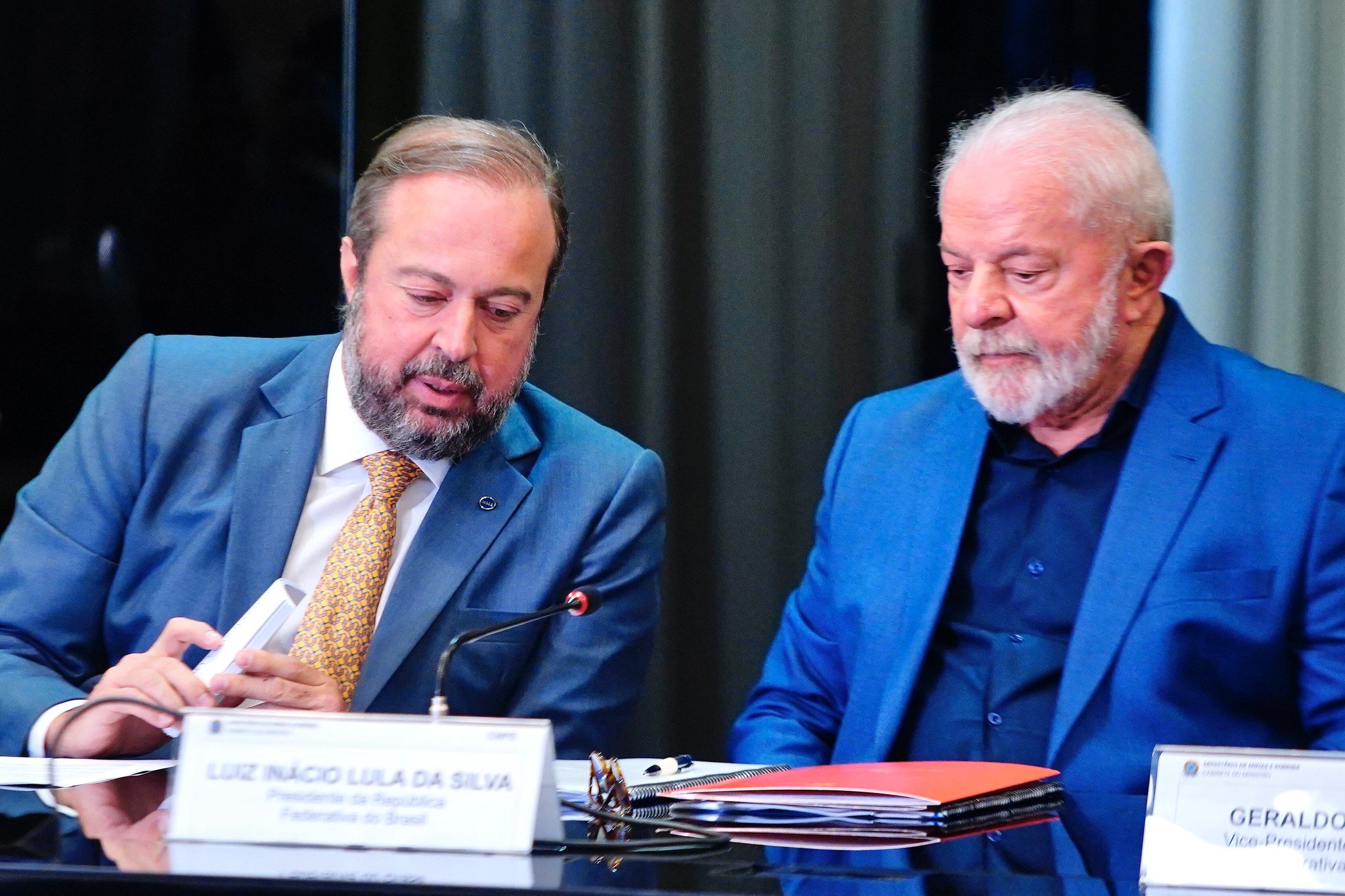 Presidente Lula e o ministro de Minas e Energia, Alexandre Silveira, durante primeira reunião do CNPE do novo governo (Foto: Tauan Alencar/MME)