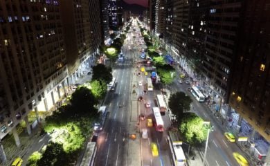 O que não se vê: impactos indiretos do setor energético para a qualidade de vida no Brasil. Na imagem: Programa Luz Maravilha leva iluminação LED a toda a cidade do Rio, incluindo a Av. Presidente Vargas (Foto: Fabio Motta/Prefeitura do Rio)