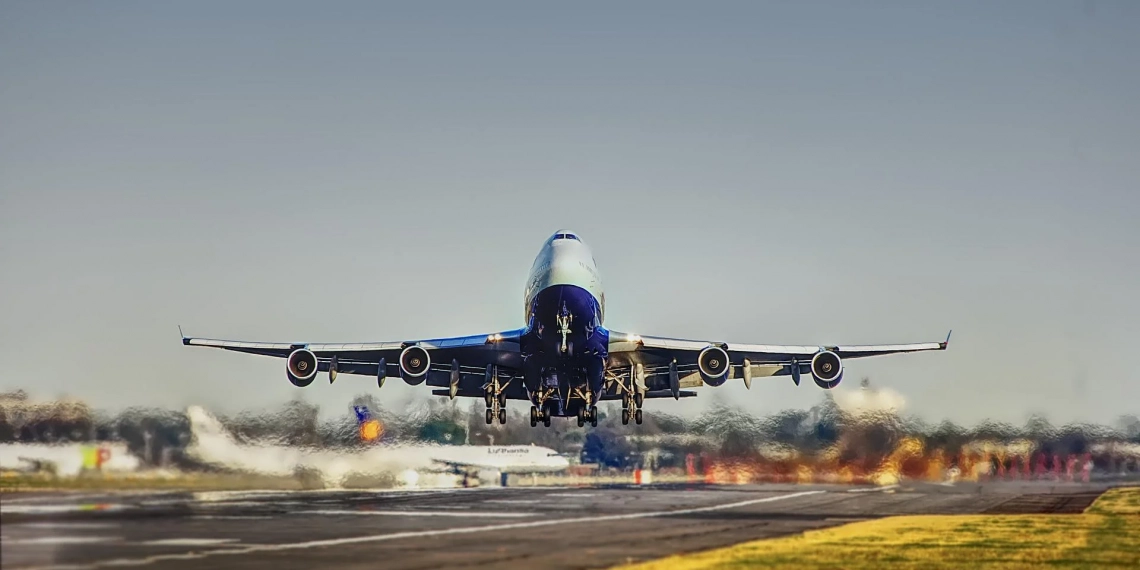 Biogás quer decolar como combustível de aviação. Na imagem: Avião decolando sob céu levemente nublado (Foto: Bilal EL-Daou/Pixabay)