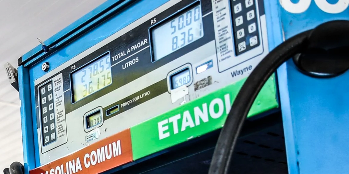 ICMS fixo da gasolina é reduzido em 24 centavos. Na imagem: Visor digital em bomba de abastecimento de gasolina e etanol, na cor azul, em posto de combustíveis (Foto: José Cruz/Agência Brasil)