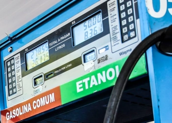 ICMS fixo da gasolina é reduzido em 24 centavos. Na imagem: Visor digital em bomba de abastecimento de gasolina e etanol, na cor azul, em posto de combustíveis (Foto: José Cruz/Agência Brasil)