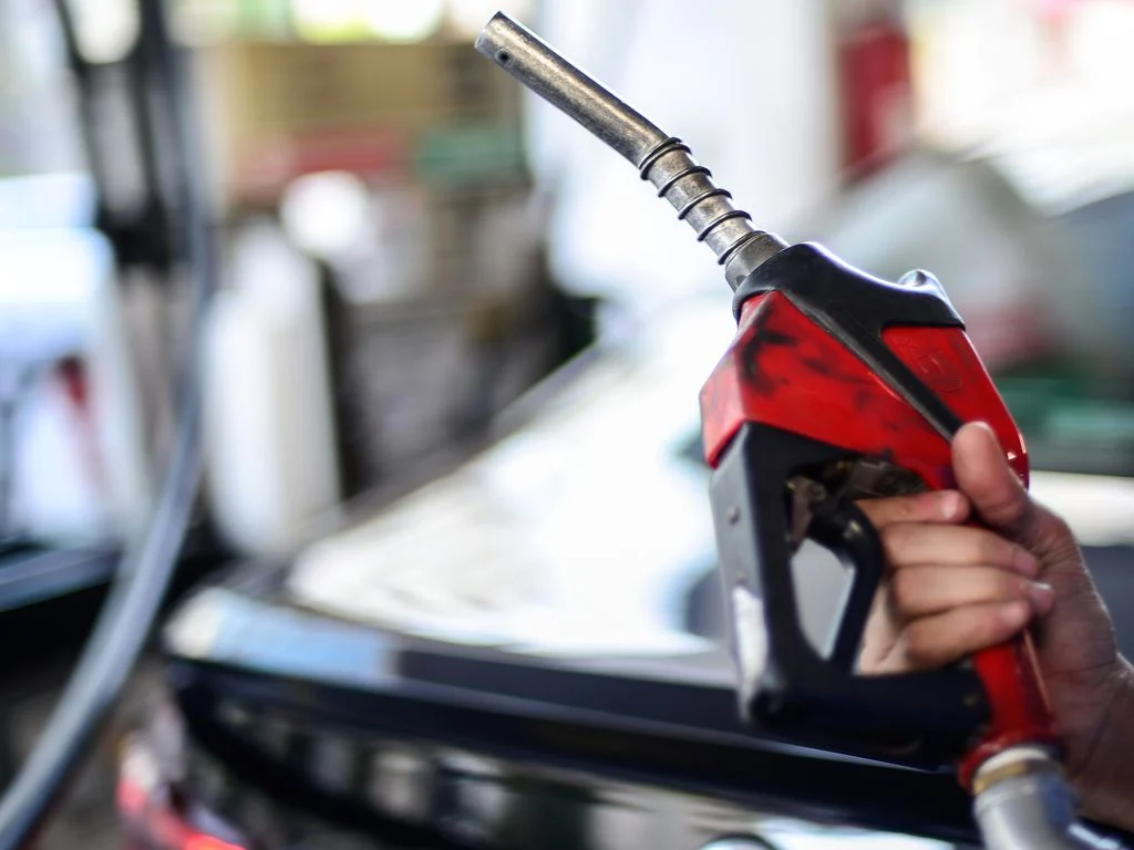 Estados vão adiar reforma do ICMS do diesel e gás de cozinha. Na imagem: Frentista segura bomba de abastecimento vermelha em posto de combustíveis (Foto: Marcello Casal Jr./Agência Brasil)