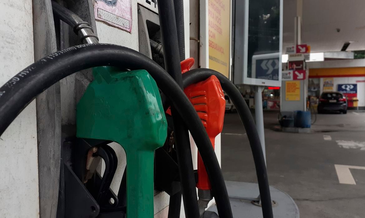 O biodiesel é inflacionário? Na imagem: Bombas de combustíveis, nas cores verde e vermelho, em posto no Rio de Janeiro (Foto: Fernando Frazão/Agência Brasil)