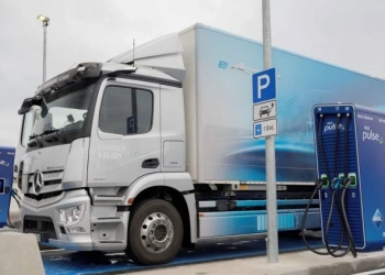 Indústria de combustíveis protesta contra novas regras da UE para veículos pesados. Na imagem: Caminhão elétrico conectado a carregador em estação da bp com capacidade para atender mais de 20 caminhões, por carregador, por dia (Foto: Divulgação/bp)