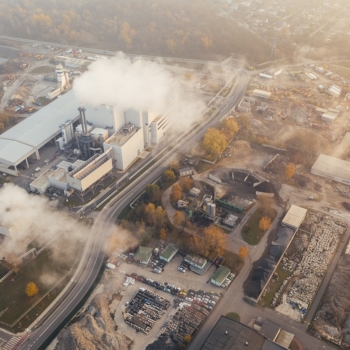 IPCC: emissões precisam cair agora. Na imagem: Vista aérea de emissões poluentes sendo lançadas na atmosfera em complexo industrial, em uma grande cidade (Foto: Marcin Jozwiak/Pixabay)