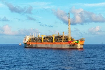 Guiana busca atrair petroleiras antes do net-zero. Na imagem: FPSO Liza Unity, em operação no offshore da Guiana, navega em mar azul (Foto: Divulgação SBM)