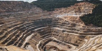Vista a&eacute;rea de mina de l&iacute;tio. Escava&ccedil;&atilde;o em n&iacute;veis, com grande profundidade (Foto Eddy Pump/Divulga&ccedil;&atilde;o)