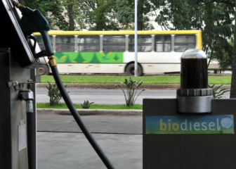 B12: CNPE define aumento de mistura do biodiesel em 12%. Na imagem: Bomba em posto com abastecimento de biodiesel; e ao fundo ônibus urbano passando (Foto: Agência Brasil)