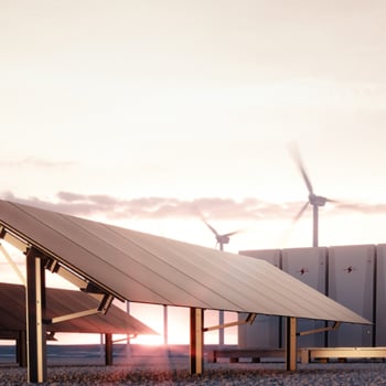 Transição energética para quem? Na imagem: produção fotovoltaica e eólica e armazenamento de energia em grandes baterias