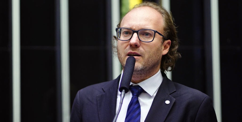 Ibama admite exigir novo estudo antes de licenciamento na Foz do Amazonas. Na imagem: Rodrigo Agostinho (PSB), novo presidente do Ibama, escolhido por Marina Silva (Rede), discursa na Câmara (Foto: Agência Câmara)