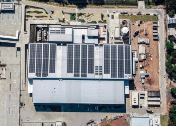 Mercado Livre avança e consumidor que estava no limbo é beneficiado. Na imagem: Foto aérea de usina solar fotovoltaica construída pela EDP para a Globo, em Recife (Foto: Divulgação/EDP)