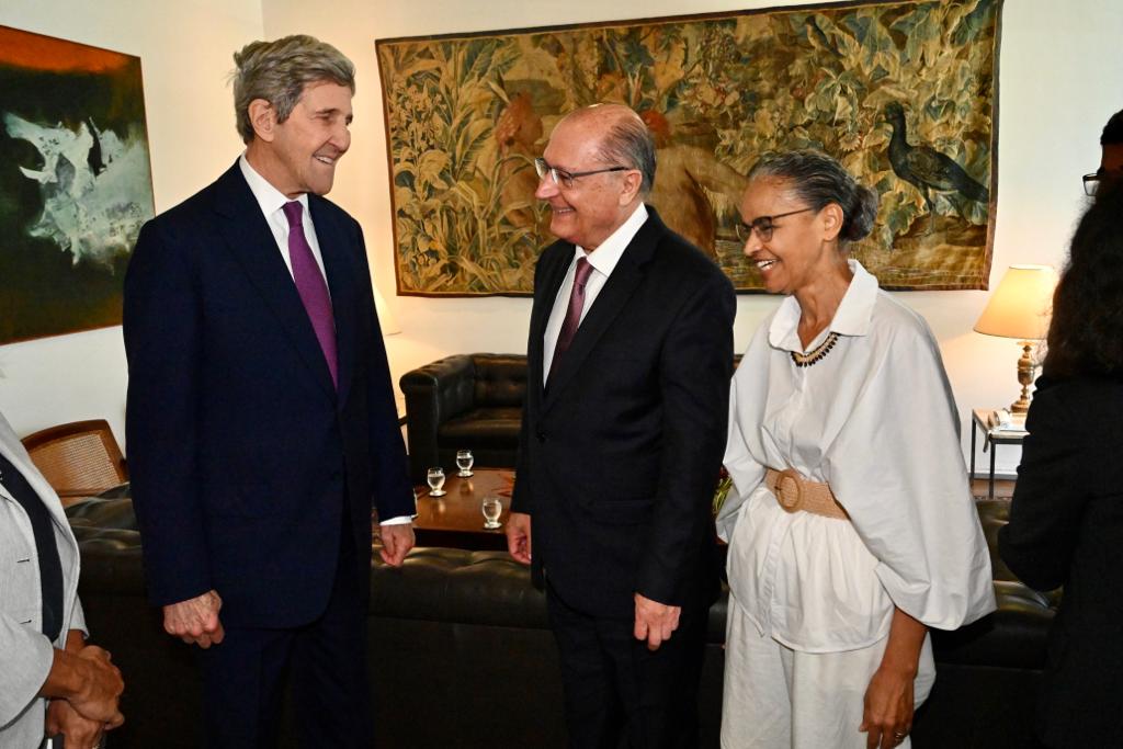 Brasil e EUA reforçam termos para o cumprimento de agenda bilateral climática. Na imagem: John Kerry e Marina Silva se reúnem, em Brasília, para definir os termos do acordo conjunto para a concretização do aporte destinado aos projetos de mitigação climática (Foto: Cadu Gomes/PR)