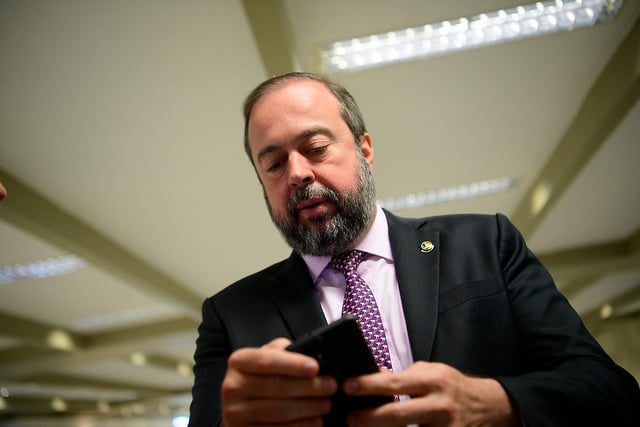 MME pede para que Petrobras suspenda venda de ativos por 90 dias. Na imagem: Ministro de Minas e Energia, Alexandre Silveira, digita em celular (Foto: Pedro França/Agência Senado)