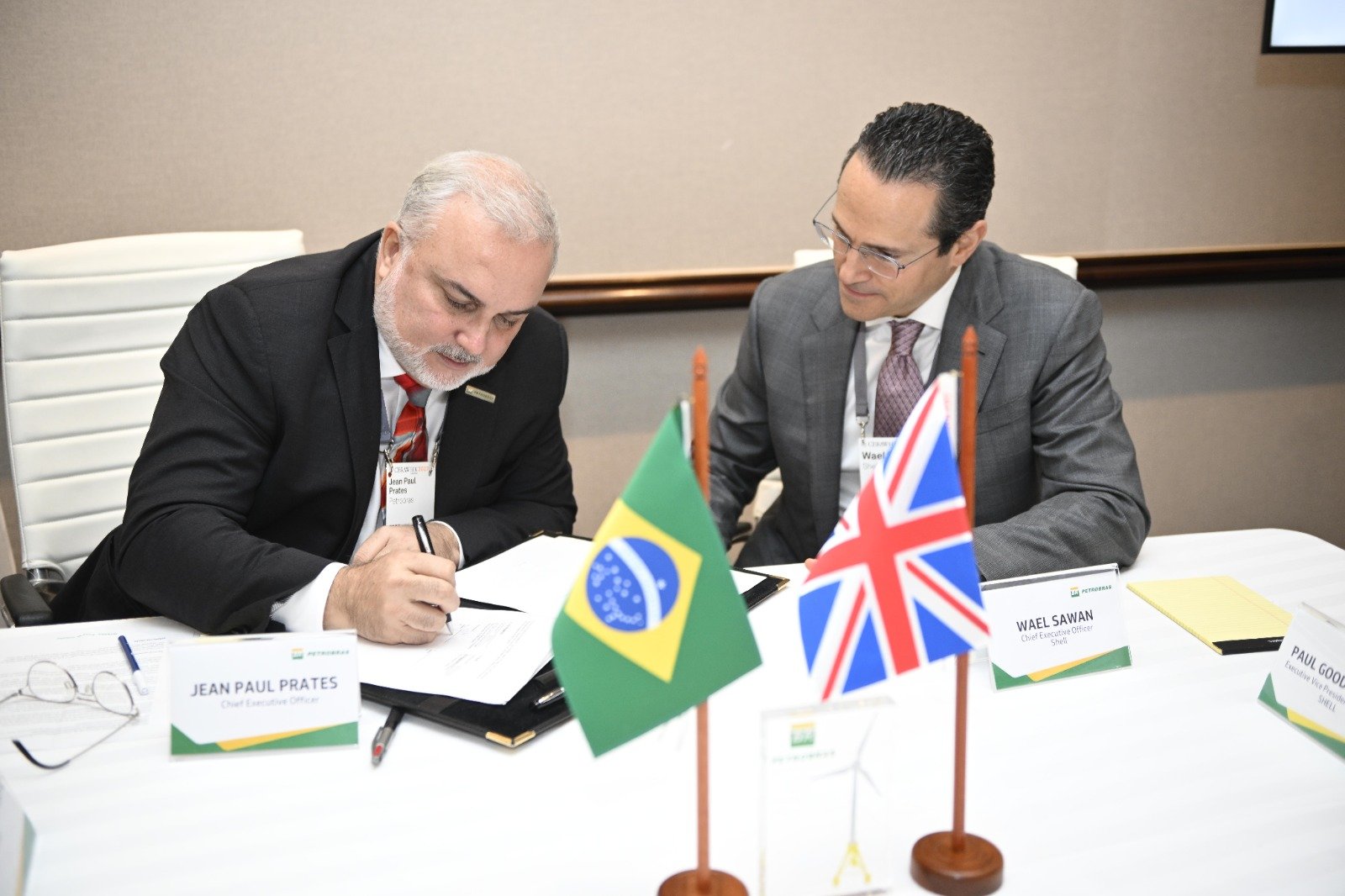 Na Ceraweek, em Houston (EUA), Jean Paul Prates, da Petrobras, e Wael Sawan, da Shell, assinam memorando  de entendimentos para identificar oportunidades em exploração e transição energética (Gustavo Galbatto/Agência Petrobras)