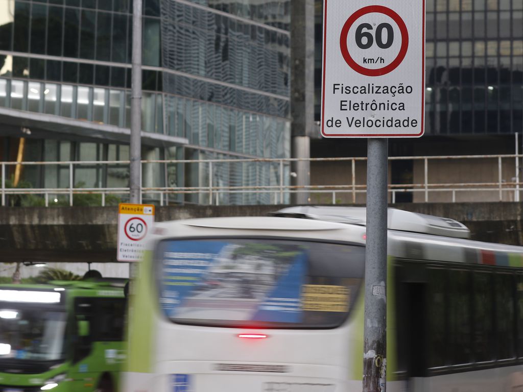 Biodiesel: a escolha que o Brasil precisa fazer. Na imagem: Trânsito de ônibus no Centro do Rio de Janeiro (Foto: Fernando Frazão/Agência Brasil)