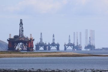 Investidores sugerem restringir novos negócios em upstream. Na imagem: Plataformas para exploração offshore de petróleo e gás (Foto: Elliott Day/Pixabay)