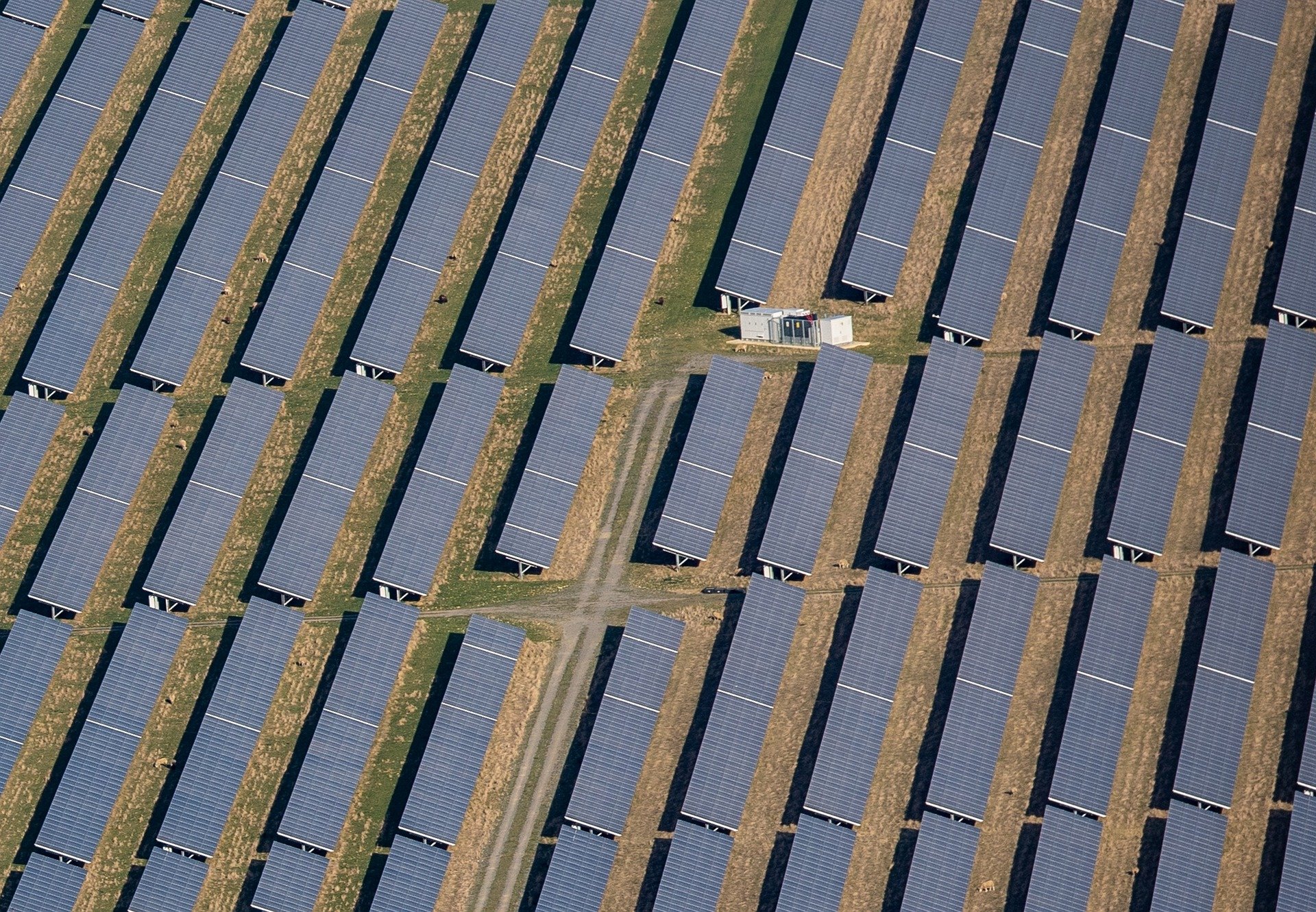 Capacidade global de geração renovável cresceu 9,6% em 2022. Na imagem: Foto aérea de painéis fotovoltaicos em fazenda solar (Foto: Kev/Pixabay)