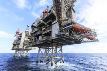 CNI reforça pedido para STF derrubar imposto sobre óleo. Na imagem: Estruturas metálicas de plataforma da bp no Golfo do México, com mar e céu azuis (Foto: Divulgação)