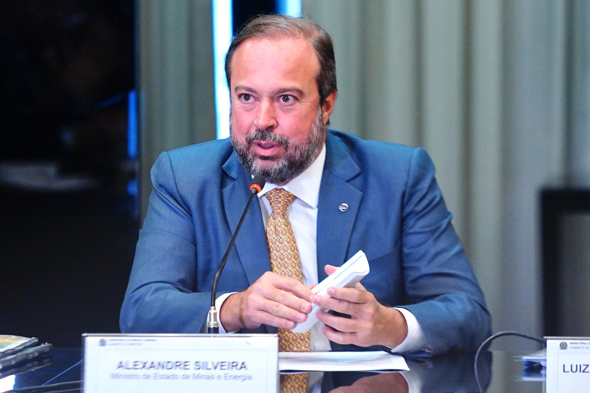 OPEP busca manter barril acima dos US$ 80 na contramão de esforços globais contra inflação. Na imagem: Alexandre Silveira, ministro de Minas e Energia, durante primeira reunião do CNPE do novo governo (Foto: Tauan Alencar/MME)