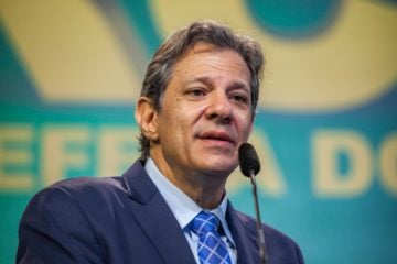 Fernando Haddad afirma que petroleiras são beneficiadas por distorção tributária e pagam menos imposto. Na imagem: Fernando Haddad, ministro da Fazenda do governo Lula 3, fala ao microfone (Foto: Diogo Zacarias/Fazenda)