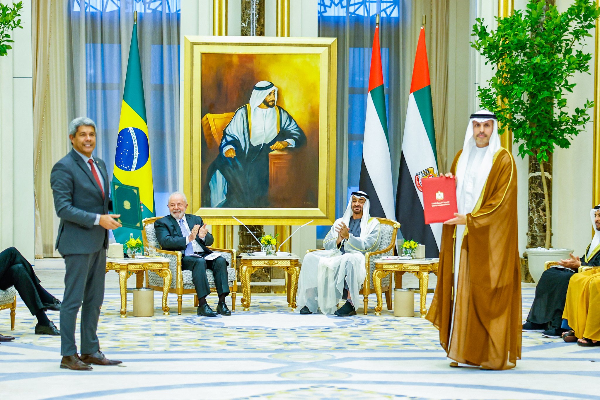 Governador Jerônimo Rodrigues e CEO da Mubadala, Khaldoon Khalifa Al Mubarak, assinam memorando para investimentos na Bahia em encontro bilateral entre Lula e Mohamed Bin Zayed, em Dubai (foto: Ricardo Stuckert/PR)