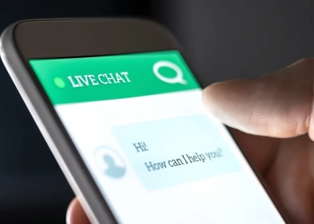 Como a inteligência artificial pode ser boa e ruim para o clima. Na imagem: Tela de celular com os textos "live chat" e "Hi! How can I help You?" (Foto: Getty Images)