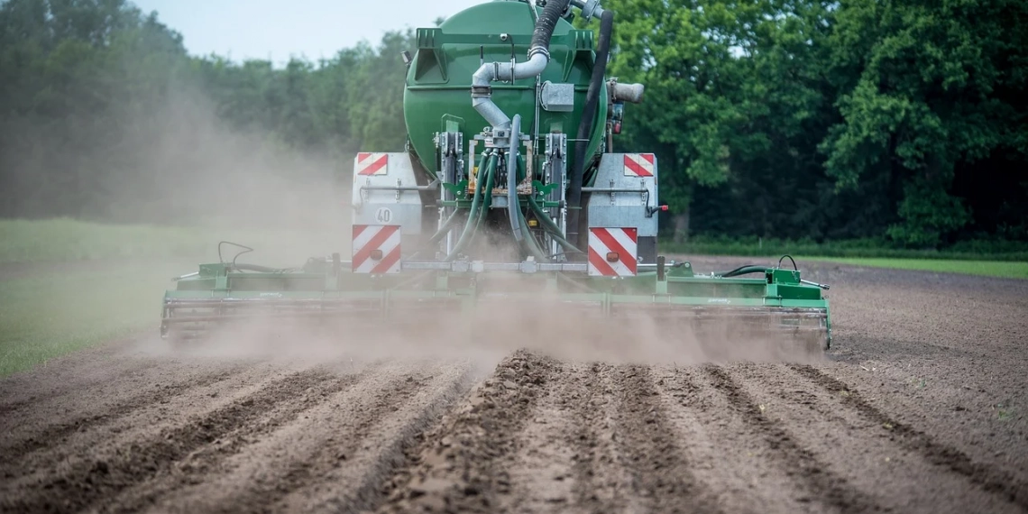 Atlas Agro planeja fábrica de fertilizantes a partir do hidrogênio verde em Minas Gerais. Na imagem: Adubação mecânica do solo com o uso de fertilizantes (Foto: Wolfgang Ehrecke/Pixabay)