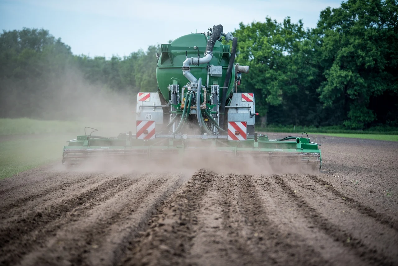 Atlas Agro planeja fábrica de fertilizantes a partir do hidrogênio verde em Minas Gerais. Na imagem: Adubação mecânica do solo com o uso de fertilizantes (Foto: Wolfgang Ehrecke/Pixabay)