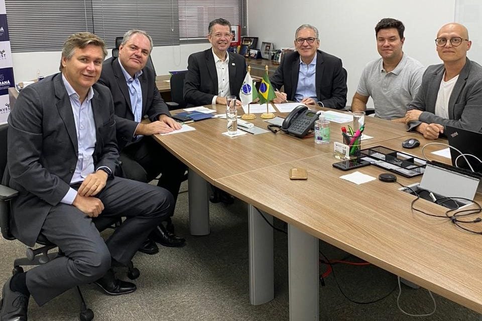 Engie assina acordo de hidrogênio verde com Invest Paraná. Na imagem: Executivos assentados em torno de uma mesa durante a assinatura do acordo entre Engie e Invest Paraná para desenvolver projetos de hidrogênio verde (Foto: Divulgação)