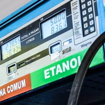 Debate sobre os preços dos combustíveis segue dominado pela tributação. Na imagem: Visor digital em bomba de abastecimento de gasolina e etanol, na cor azul, em posto de combustíveis (Foto José Cruz/Agência Brasil)