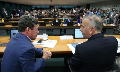 Câmara aprova texto-base da reforma com tributação especial para combustíveis. Na imagem: Deputados Federais Reginaldo Lopes (PT-MG) e Aguinaldo Ribeiro (PP-PB) lideram GT da reforma tributária na Câmara, em 01/03/2023 (Foto: Lula Marques/Agência Brasil)