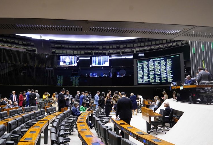 Redução de emissões de carbono: possíveis alternativas regulatórias. Na imagem: Deputados durante votações no Plenário da Câmara (Foto: Pablo Valadares/Câmara dos Deputados)