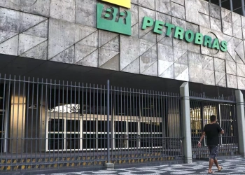 Petrobras está pronta para aquisições, diz CFO, Sérgio Caetano Leite. Na imagem: Fachada da Petrobras, na avenida Chile, no Rio de Janeiro (Foto: Fernando Frazão/Agência Brasil)