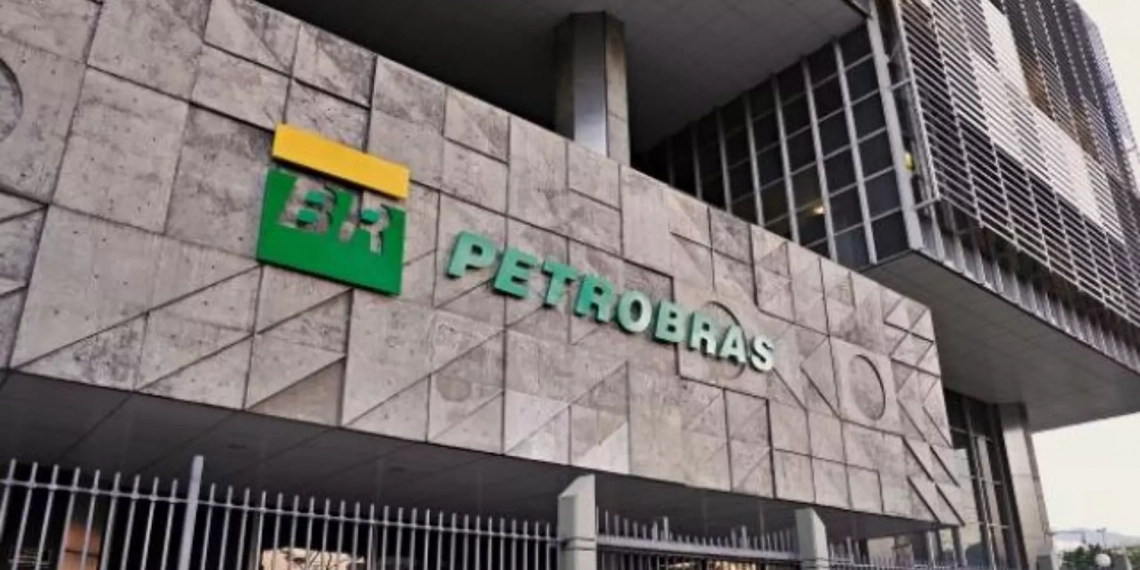 Petrobras diz que não conduz qualquer negociação sobre Braskem. Na imagem: Fachada da Petrobras, na avenida Chile, no Rio de Janeiro (Foto: Reprodução/SBT News)