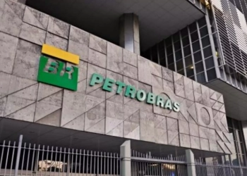 Petrobras diz que não conduz qualquer negociação sobre Braskem. Na imagem: Fachada da Petrobras, na avenida Chile, no Rio de Janeiro (Foto: Reprodução/SBT News)